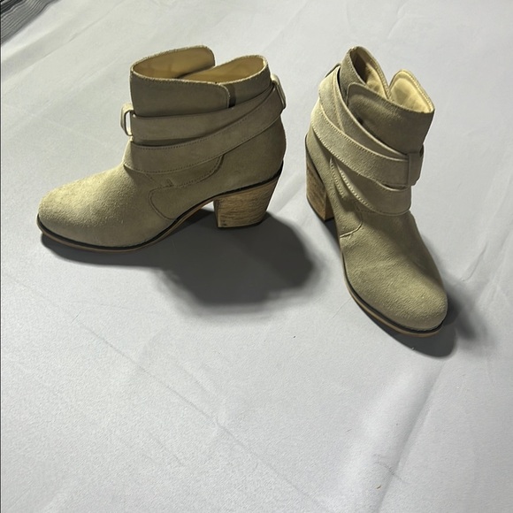 Sterling River Shoes - Tan Ankle Boots with Slouchy Design and Chunky Heel